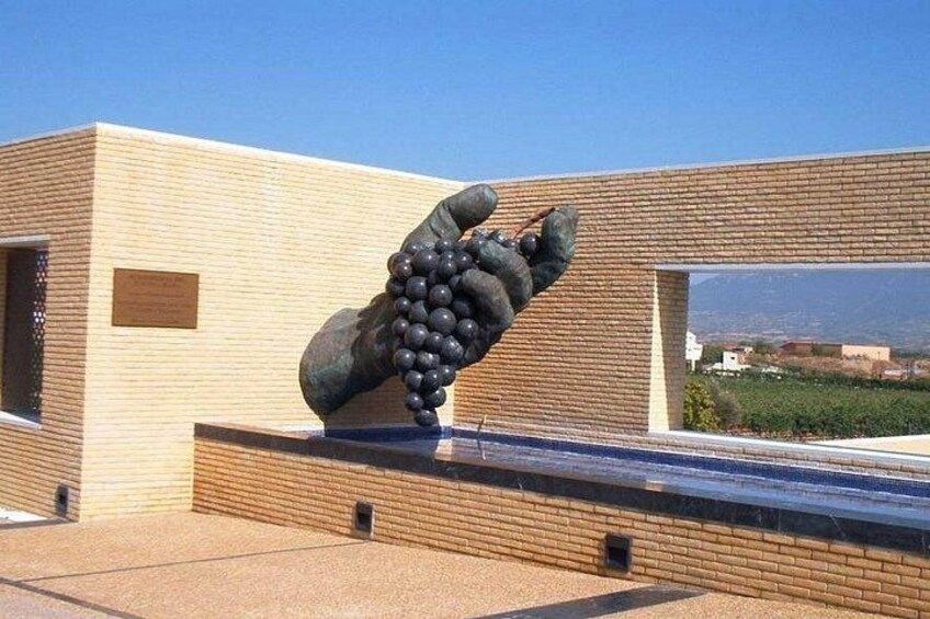 Una escultura de uvas en un edificio. 2