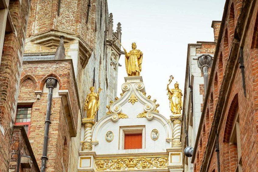 2-Hour Historical Walking Tour in Bruges with Praline Included 4