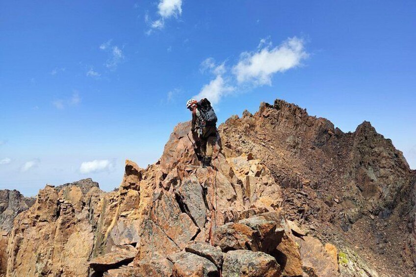 Une personne qui escalade le sommet rocheux d’une montagne. 5