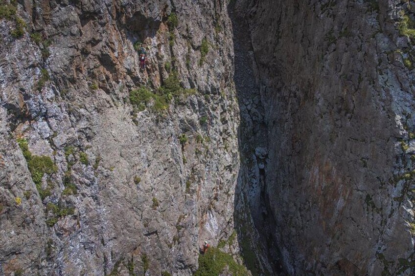 Une falaise rocheuse à la végétation clairsemée. 4