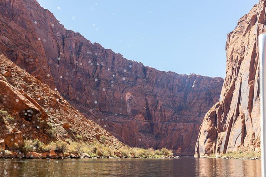 Eine Schlucht mit einem Fluss, steilen Klippen und vereinzelter Vegetation. 3