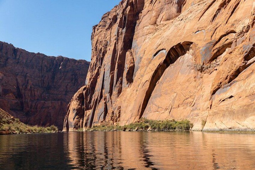 Eine Schlucht mit einem Fluss, der die Felsformationen spiegelt. 5