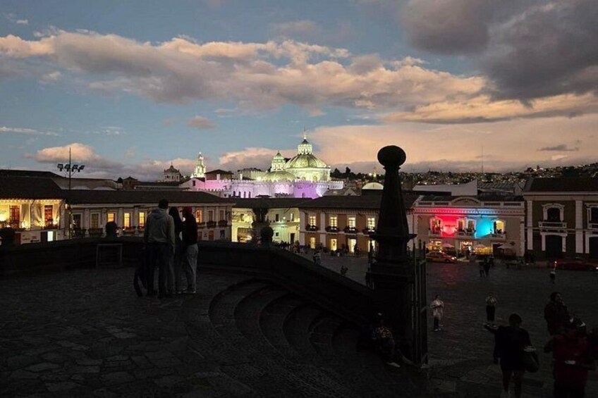 Una plaza histórica con un edificio destacado que tiene una cúpula y una estatua al frente. 3