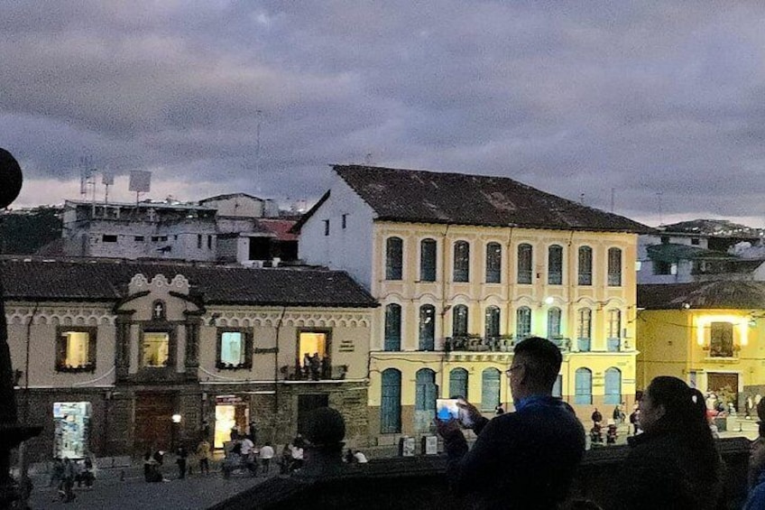 Una plaza histórica con edificios, una fuente y gente. 5