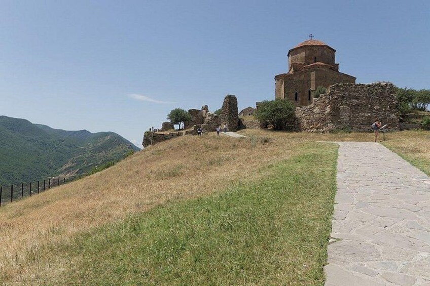 Un sitio histórico con ruinas y una iglesia en una colina. 4