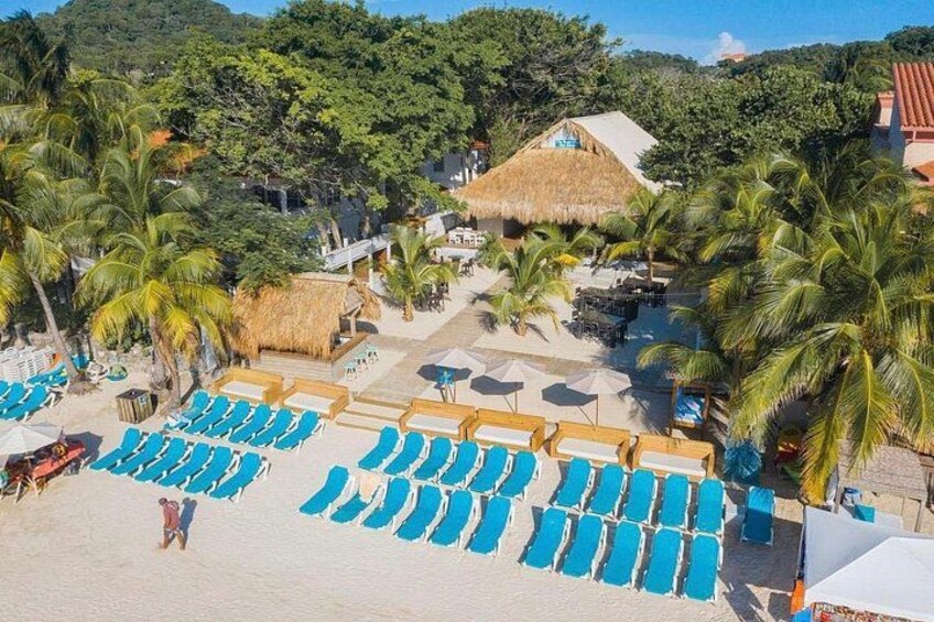 Experience pure bliss at San Simón, your beachside sanctuary in Roatán. 5