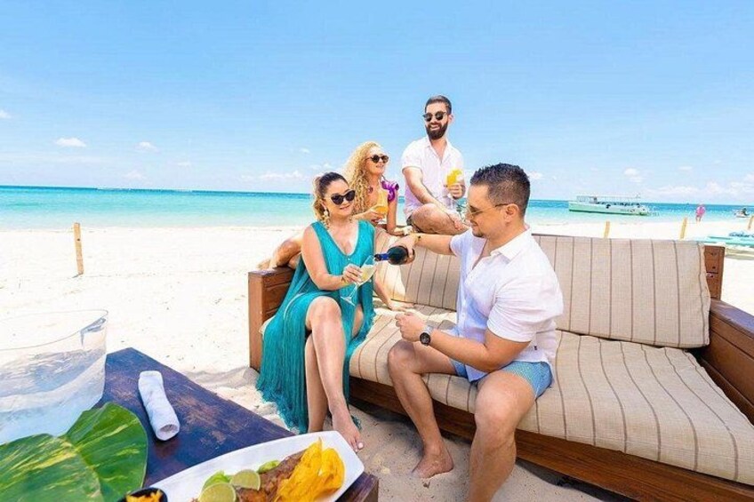 Escape to San Simón, your ultimate beach club haven in Roatán. 2