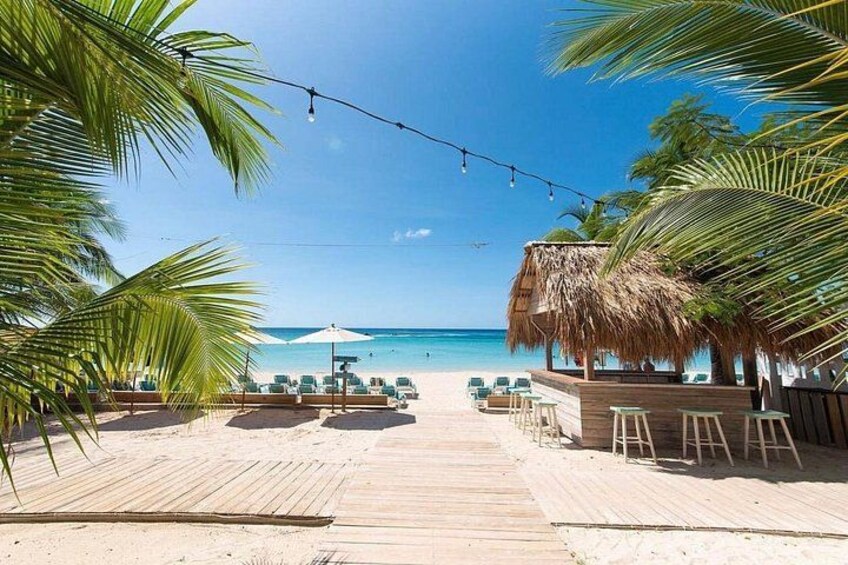 San Simón is your paradise beach club in Roatán. 1