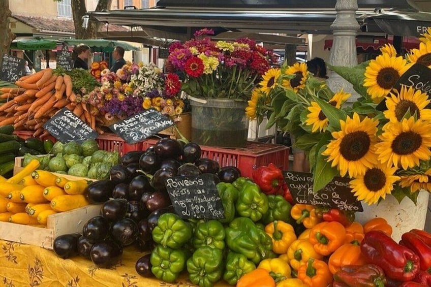 Een kraampje met diverse groenten en bloemen. 5