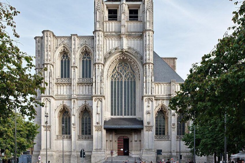 Une vaste cathédrale richement décorée, avec des sculptures complexes et de hautes arches en ogive. 2