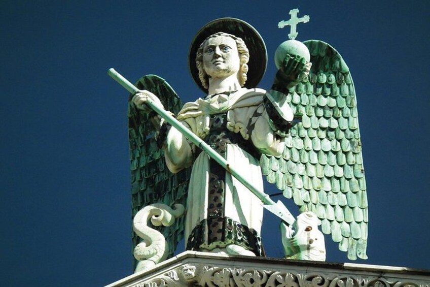 Eine Statue eines Engels, der eine Stab und einen Globus hält, mit Flügeln und Heiligenschein. 5