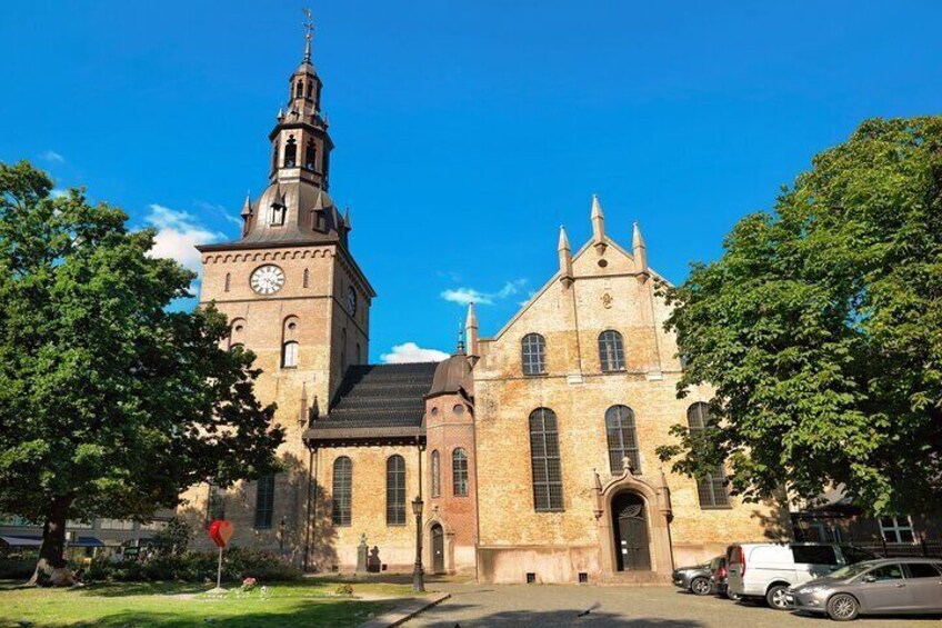 En historisk kirke med et højt tårn og et ur. 1