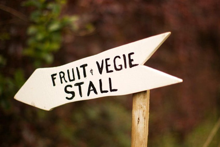 En træpil med skriften 'FRUIT & VEGIE STALL' der peger mod højre. 3