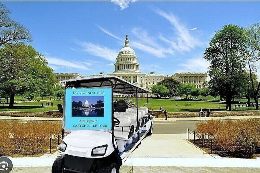 Ein Golfwagen mit einem Schild von DC Legend Tours vor dem U.S. Capitol. 2