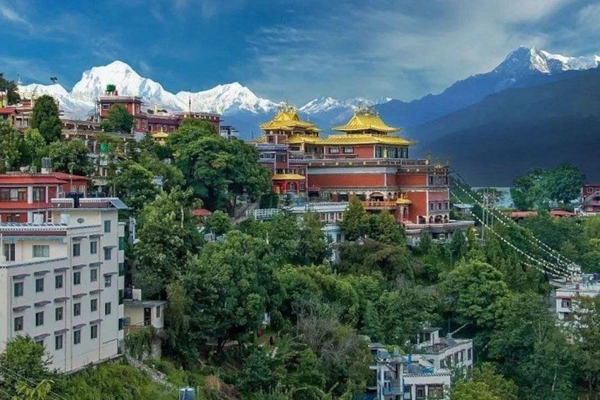 Un paysage montagneux comprenant un ensemble de temples, des sommets enneigés et une végétation luxuriante. 5