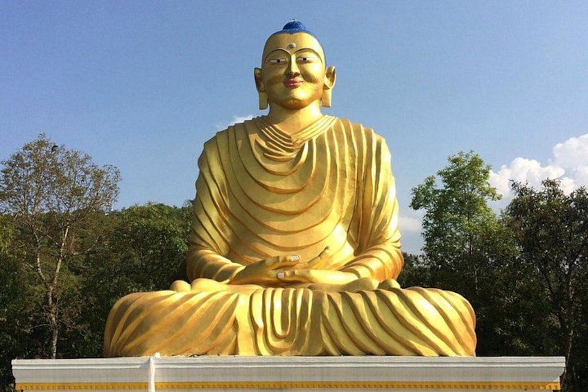 Une grande statue de Bouddha en or, assise dans une posture méditative. 2