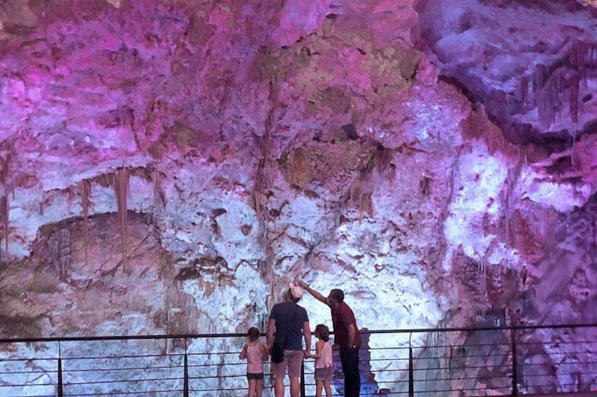 A didactic experience for all ages: discovering the secrets of the tallest cave in Spain. 1