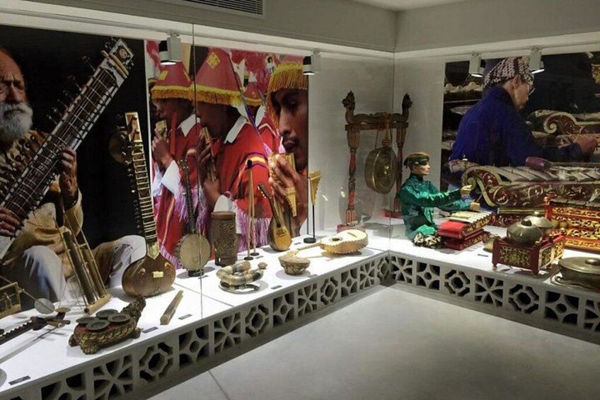 Explore sounds from five continents in the heart of Busot. A surprising experience for small groups! 5