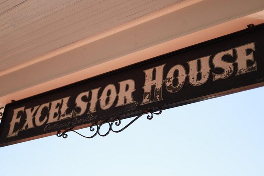 En skylt med texten ”Excelsior House” i ett dekorativt typsnitt. 5