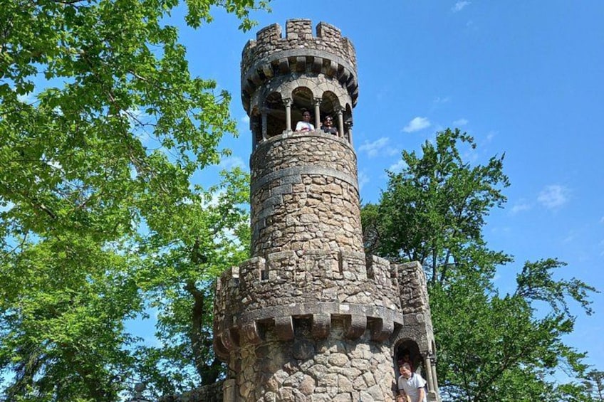 Une tour de pierre dotée d’un escalier en colimaçon, entourée d’arbres. 4