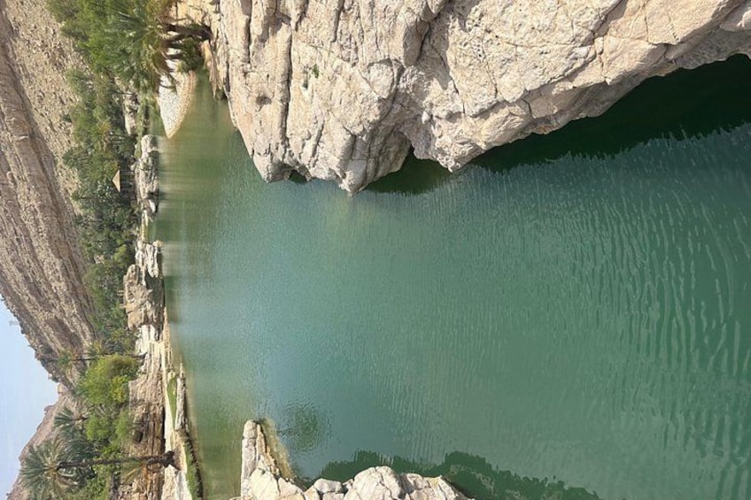 Un cañón con un río. 3