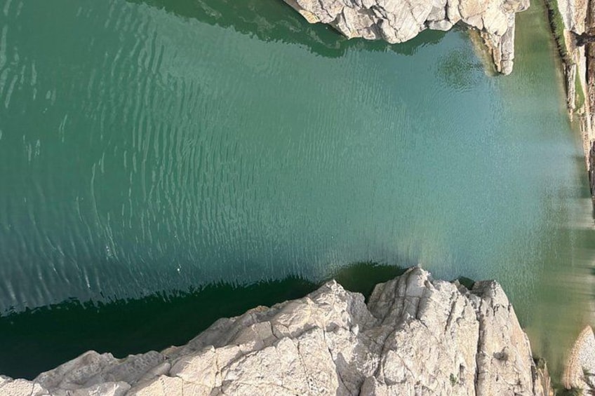 Una costa rocosa con una masa de agua tranquila. 5