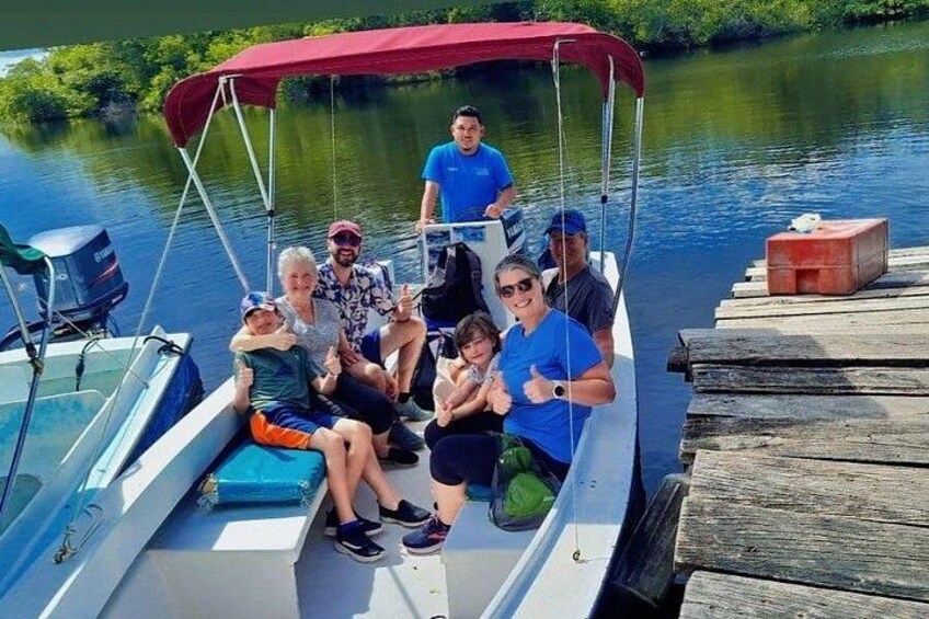 Enjoy the Lamanai Belize Tours which includes a jungle boat ride to Lamanai, where you’ll have the chance to see a variety of wildlife, including birds, monkeys, and crocodiles. 2