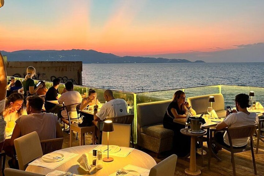 Vista del atardecer desde la terraza de un restaurante con vista al mar. 5