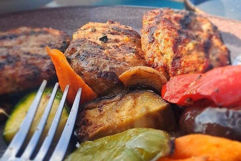 Ground meat burgers with grilled veggies 1
