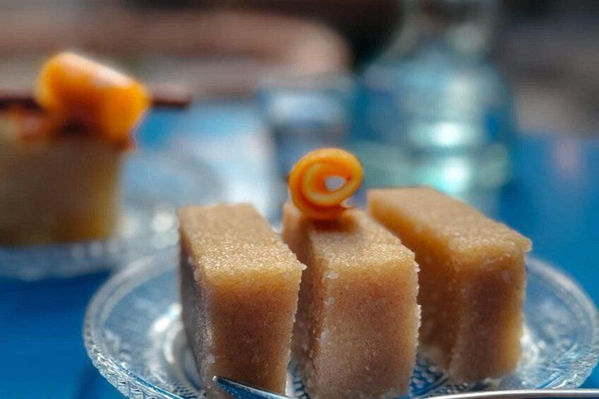 Un postre con una capa caramelizada, servido en un plato de vidrio transparente. 5