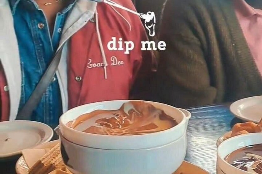 Una persona con una camisa roja y un delantal blanco, un tazón de sopa con una cuchara, y un texto superpuesto que dice 'sumérgeme'. 2