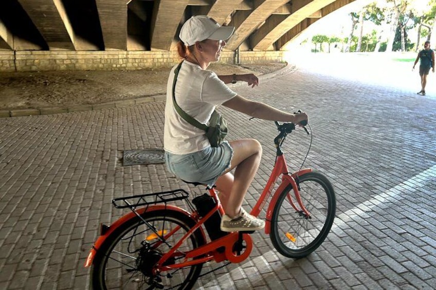 A relaxing ride through Valencia’s vibrant streets, guided by local experts 4