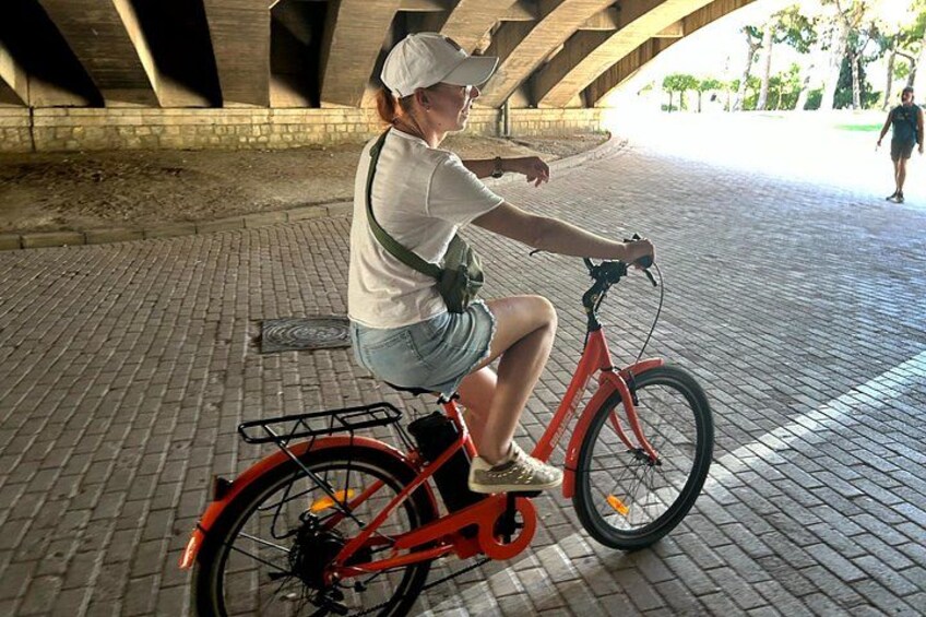 A relaxing ride through Valencia’s vibrant streets, guided by local experts 2