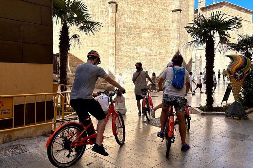 Take the scenic route through Valencia’s most iconic plazas and landmarks 4