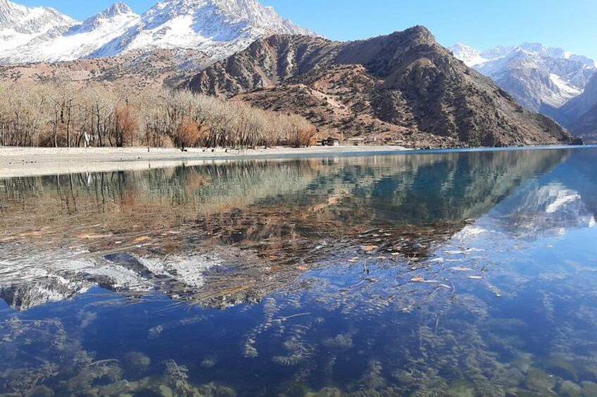 Un lago limpido con montagne sullo sfondo. 4