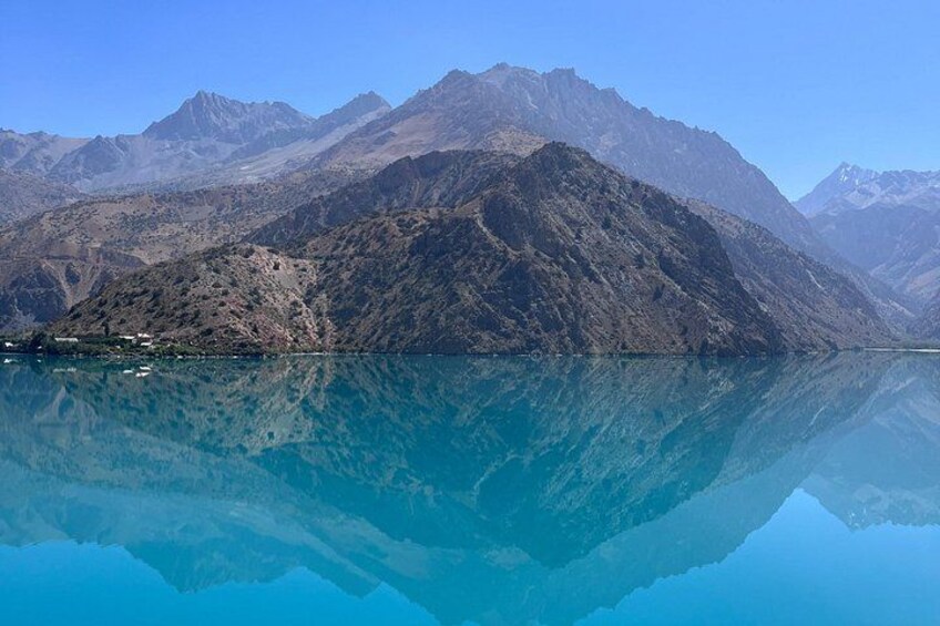 Un lago di montagna con riflessi cristallini, circondato da montagne scoscese. 1