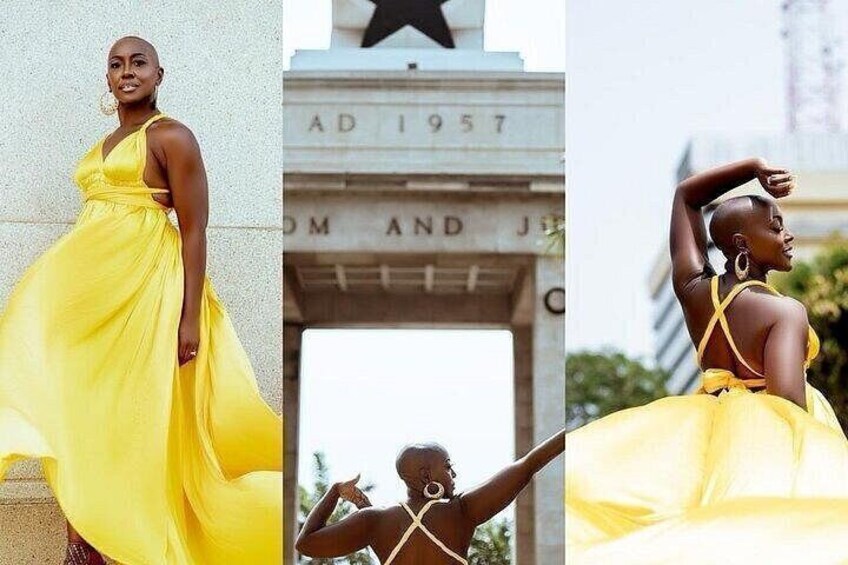 Una persona con un vestido amarillo de pie frente a un monumento con inscripciones. 4