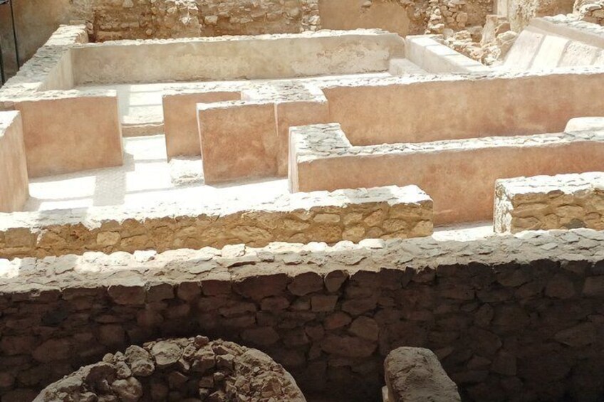 Een archeologische plek met stenen structuren en muren. 3