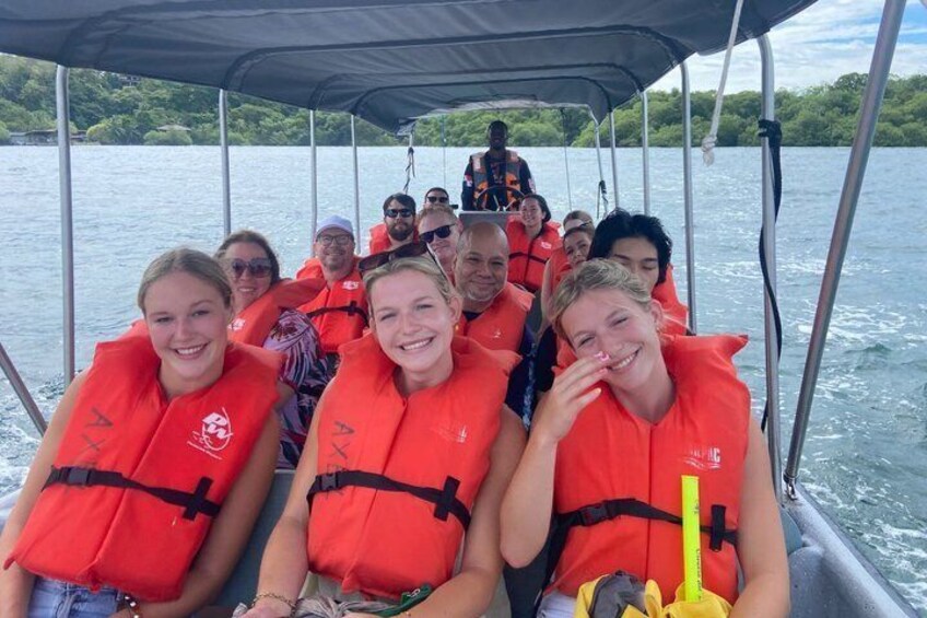 Bocas del Toro Island Hopping Day Tour in Zapatilla Beach 4