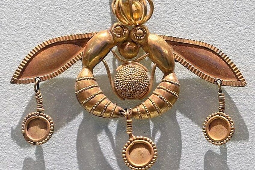 Una abeja decorativa de bronce con alas y tres elementos colgantes. 4