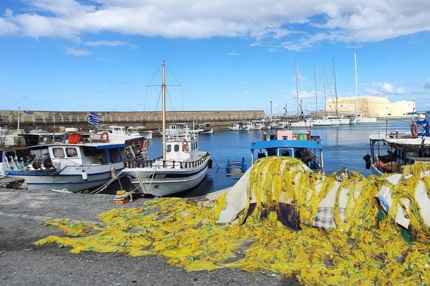 En hamn med båtar, en sandstrand och en klar himmel. 2