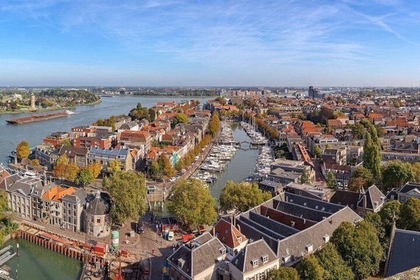En flod med både, en by med historiske bygninger og en klar himmel. 3