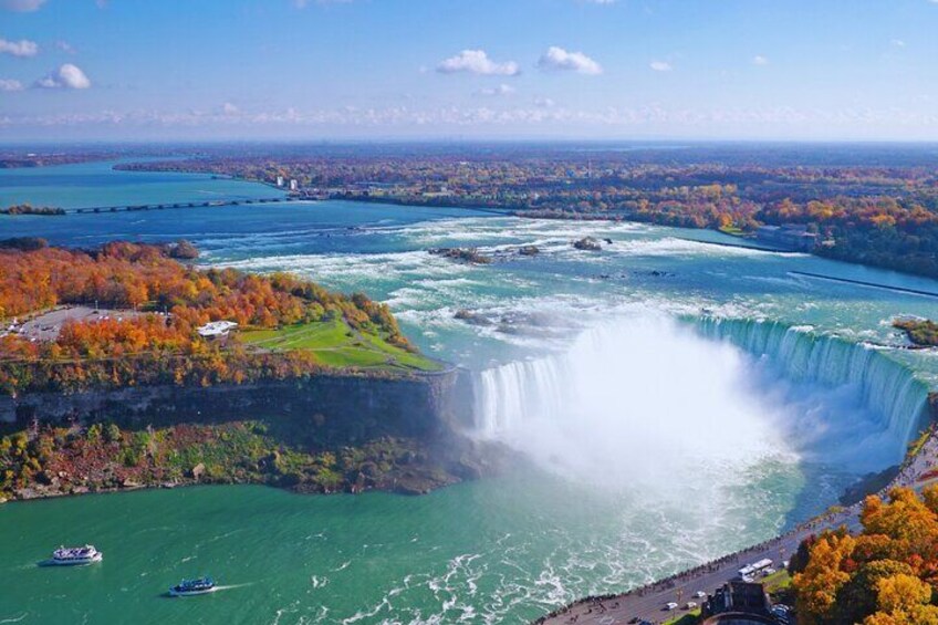 Une grande cascade, une rivière et des arbres aux couleurs automnales qui les entourent. 5