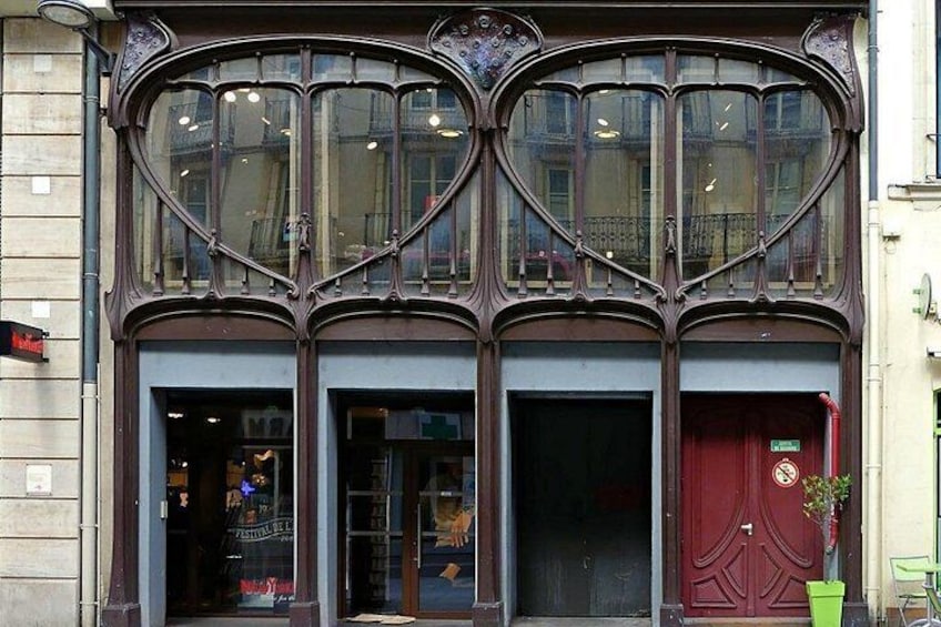These peacock tails displayed on the former Magasins Vaxelaire, survivors of the many waves of destruction, still bear witness to the wonders of Nancy at the dawn of the 20th century. 2
