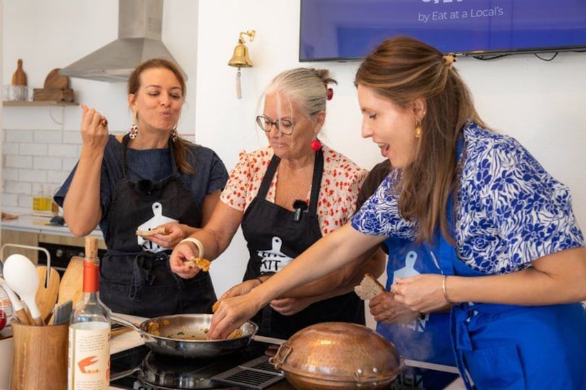 Tres personas cocinando en una cocina. 5