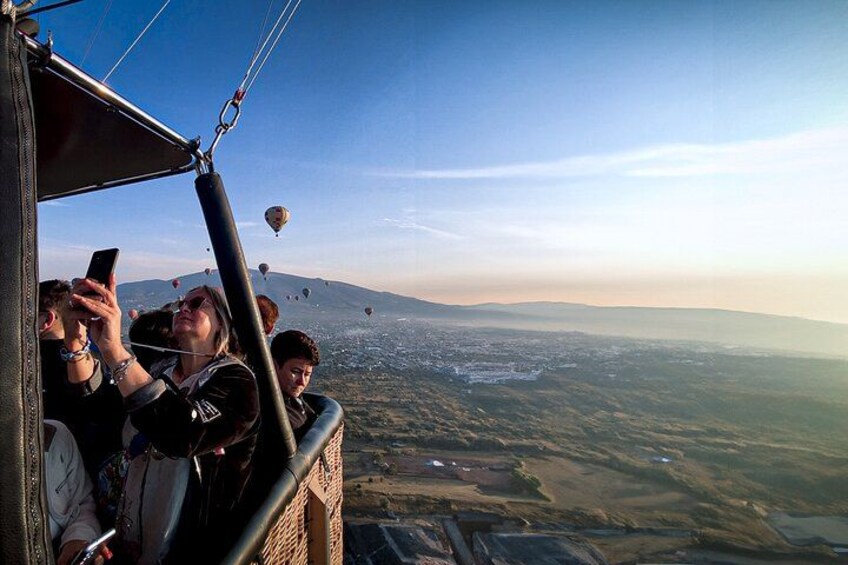 Un paseo en globo aerostático con pasajeros tomando fotografías. 4