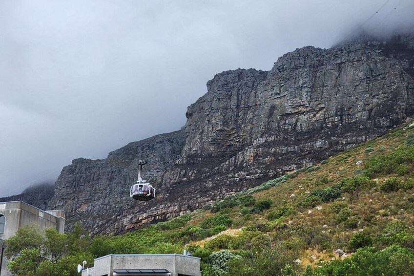 Un teleférico asciende una montaña empinada. 3