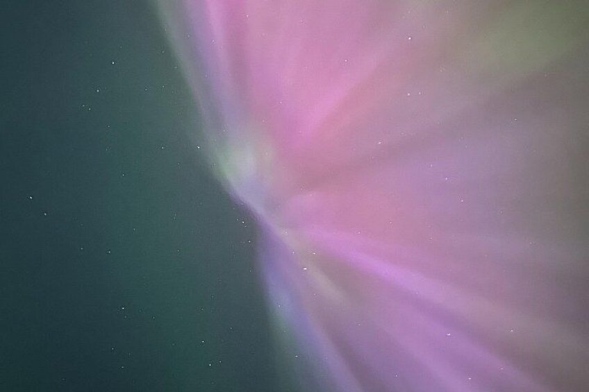 Cielo nocturno estrellado con aurora boreal visible. 2