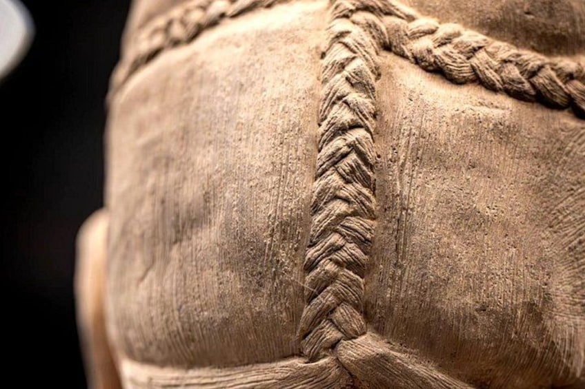 Primer plano de una cuerda enrollada alrededor de una escultura. 3