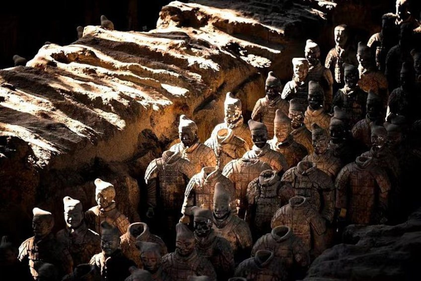 Un grupo de soldados en formación, de pie en una cueva con formaciones rocosas. 4